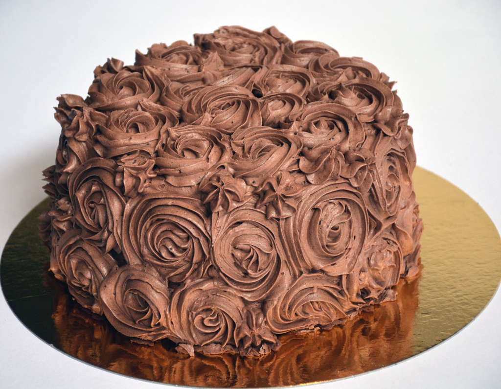 Saftig chokladbotten med chokladmousse & chokladsmörkräm.