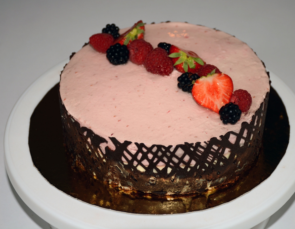 Mousse med tex. hallon,  jordgubb, passion, choklad, vit chokladgelé (veg) eller ganachétäcke med frukt/bär